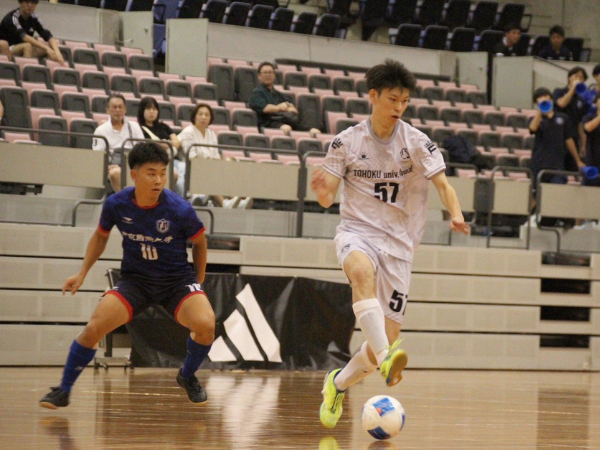 学友会フットサル部競技中の写真