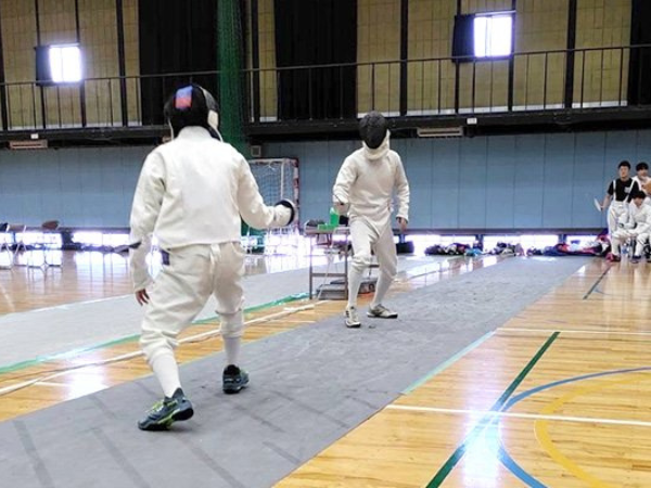 フェンシング競技の様子｜奥側が本学フェンシング部の選手
