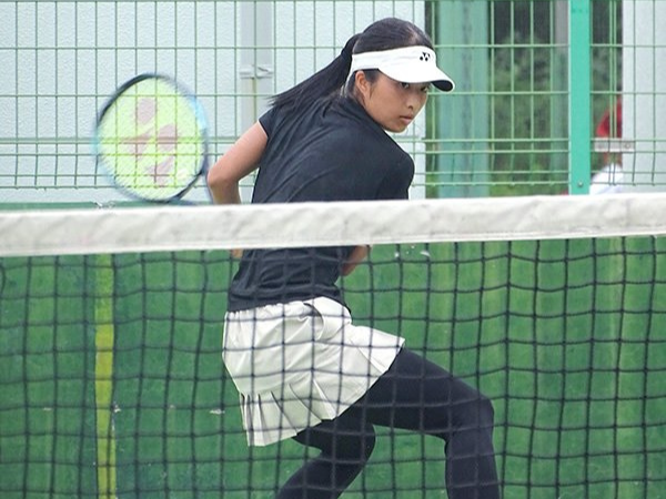 学友会硬式庭球部プレー中の様子