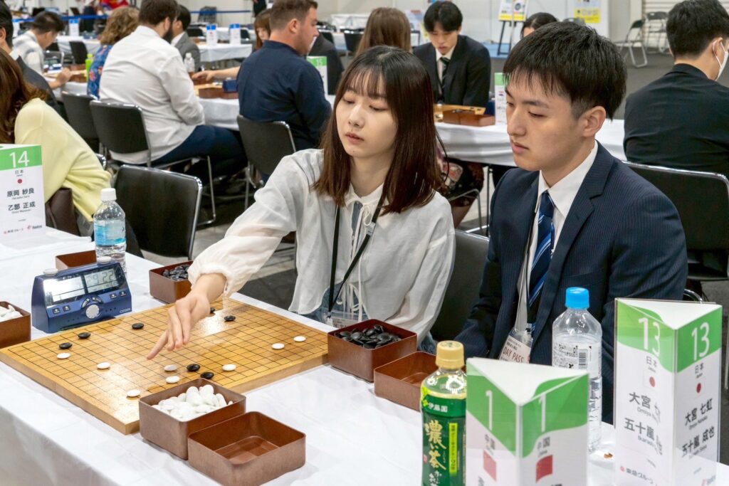 学友会囲碁部が世界学生ペア対局中の様子
