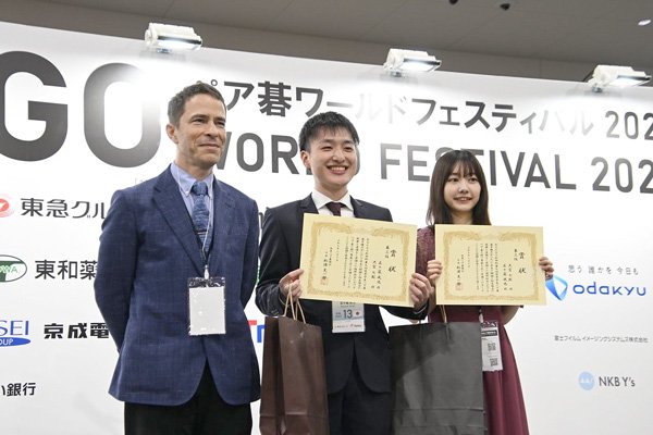 賞状を手にする五十嵐さん（中央）と大宮さん（右）