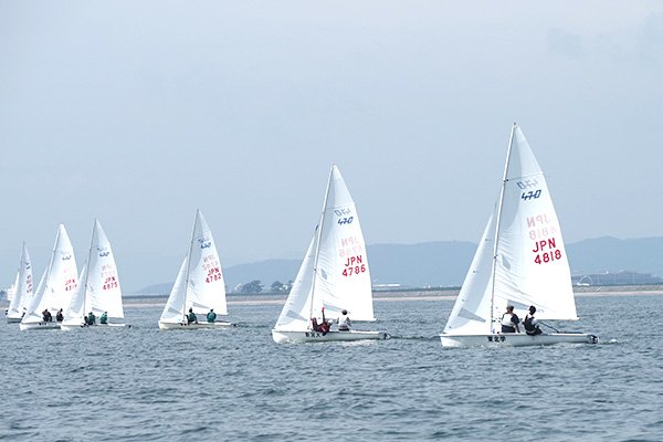 学友会ヨット部競技中の様子｜470級