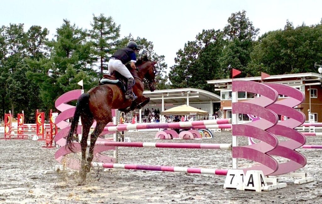 乗馬部賞典障害飛越競技の様子