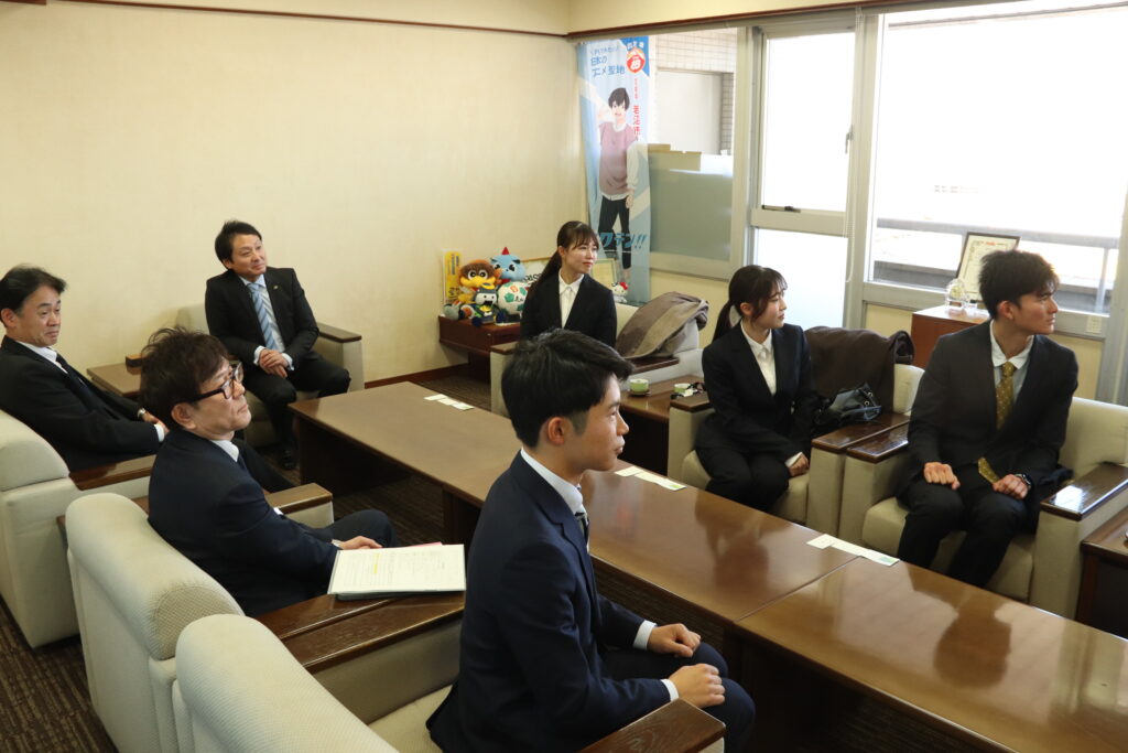 学友会漕艇部が岩沼市役所を表敬訪問