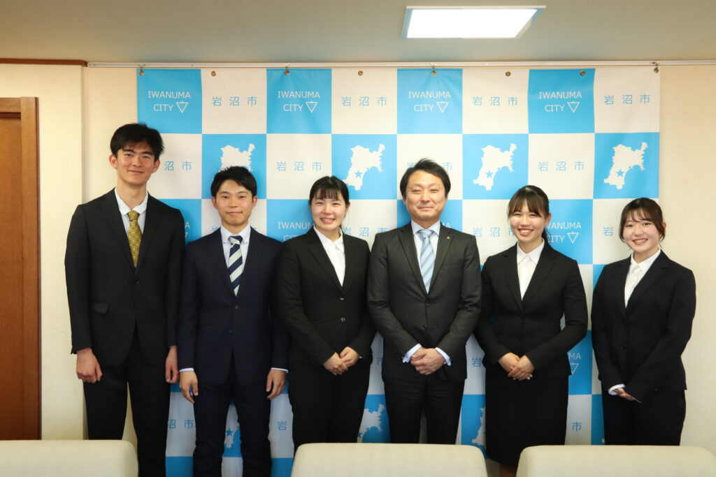 学友会漕艇部が岩沼市役所を表敬訪問